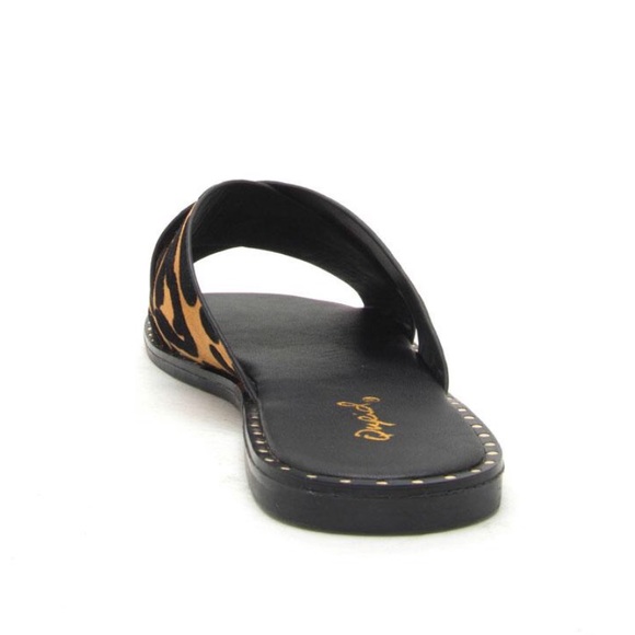 Qupid Leopard Bossy Sandals - Picture 5 of 16